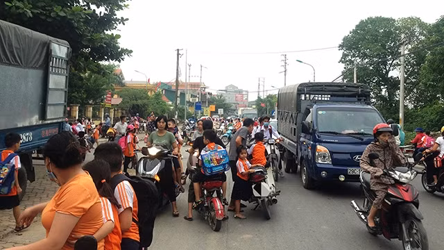 Đỗ xe, dừng xe lộn xộn ở khu vực cổng trường, khiến cho tình trạng ùn tắc càng kéo dài.