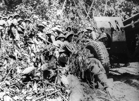 Bộ đội Ðại đoàn 351 và 312 kéo pháo vào trận địa Ðiện Biên Phủ. Ảnh tư liệu 