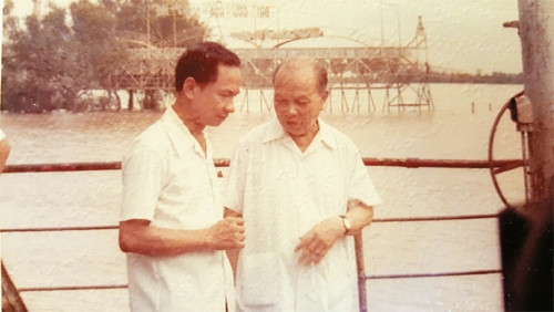 Cố Tổng Bí thư Trường Chinh trao đổi với con trai - GS Đặng Xuân Kỳ trong một chuyến đi thực tế.