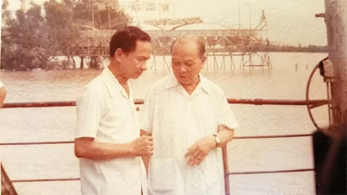 Cố Tổng Bí thư Trường Chinh trao đổi với con trai - GS Đặng Xuân Kỳ trong một chuyến đi thực tế.