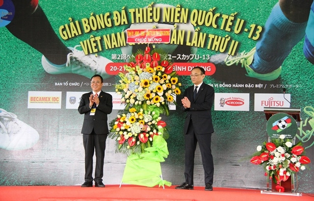 Bí thư Tỉnh ủy Bình Dương Trần Văn Nam (bên trái), trao tặng hoa cho Ban Tổ chức giải bóng đá.