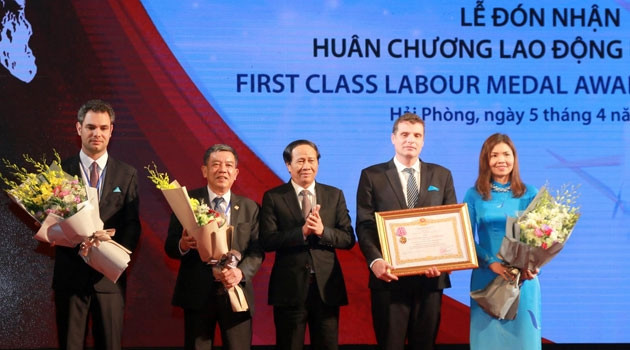 Trao Huân chương Lao động hạng nhất của Chủ tịch nước cho Công ty CP Khu CN Đình Vũ (Hải Phòng).