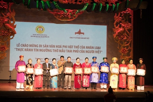 PGS.TS Đăng Văn Bài, GS.Tiến sĩ Khoa Học Tô Ngọc Thanh đã trao kỷ niệm chương cho các nghệ sĩ, nghệ nhân dân gian