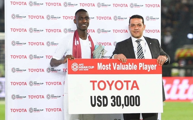 Màn trình diễn xuất sắc của Almoez Ali (trái) giúp cầu thủ mới 23 tuổi thâu tóm hai danh hiệu cá nhân danh giá nhất giải đấu - Vua phá lưới và Cầu thủ xuất sắc nhất Asian Cup 2019. (Ảnh: AFC)