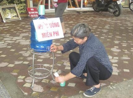 Người qua đường được uống nước sạch miễn phí.