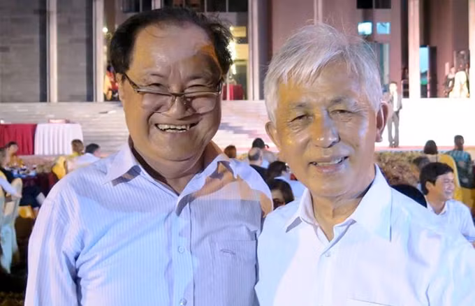 Nhà báo Hàm Châu (bên trái) với Giáo sư Trần Thanh Vân (Ảnh tư liệu).