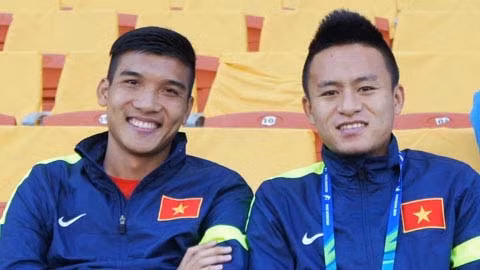 Trung vệ Duy Khánh (bên trái) trong thời gian phục vụ ĐT Olympic quốc gia tại ASIAD 17. (ảnh: VFF).