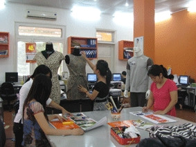 Các nhà thiết kế của HANOSIMEX trong phòng thiết kế.