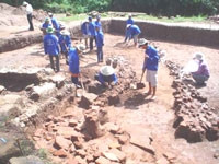 Dấu vết cổ tháp ngã đổ tìm thấy
dưới hố đào khai quật khảo cổ học H2.