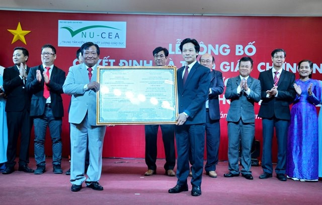 PGS, TS Võ Khắc Thường - Hiệu trưởng (trái), nhận Giấy chứng nhận Trường Đại học Phan Thiết đạt tiêu chuẩn kiểm định chất lượng giáo dục đại học.
