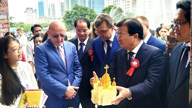 Các đại biểu tham quan gian trưng bày của thành phố Hà Nội. Ảnh: HNM