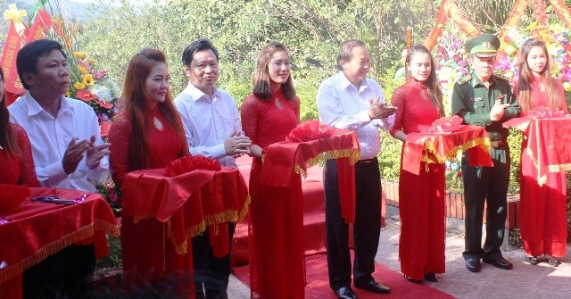 Các đại biểu cắt băng khánh thành cụm thông tin đối ngoại đầu tiên tại Quảng Bình.