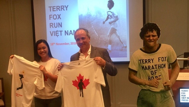 Giới thiệu chiếc áo chính thức cho chương trình chạy từ thiện, áo mang hình ảnh Việt Nam.