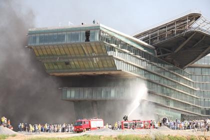 Do thiếu tinh thần trách nhiệm nên đã để xảy ra vụ cháy lớn tại một khách sạn năm sao đang xây ở Mỹ Ðình (Hà Nội).