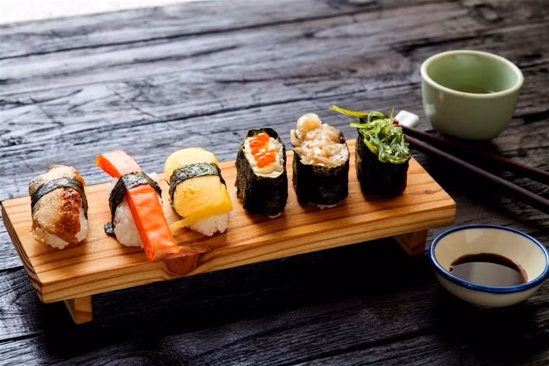 Sushi được coi là món ăn ngon và nổi tiếng bậc nhất ở thủ đô Tokyo (Nhật Bản). Du khách có thể ghé quán Sukiyabashi Jiro, nơi sở hữu món sushi với chất lượng hảo hạng, được công nhận và trao tặng sao 