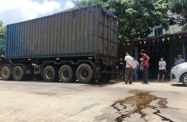 Người dân chặn xe chở rác vì gây ô nhiễm môi trường.
