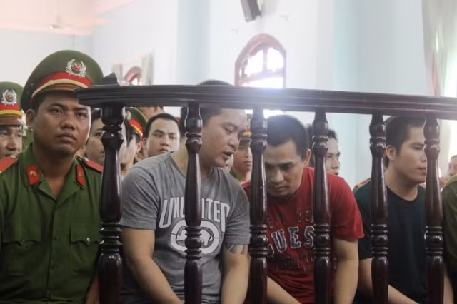 Hiền và Khánh (áo xám và áo đỏ) trước vành móng ngựa.