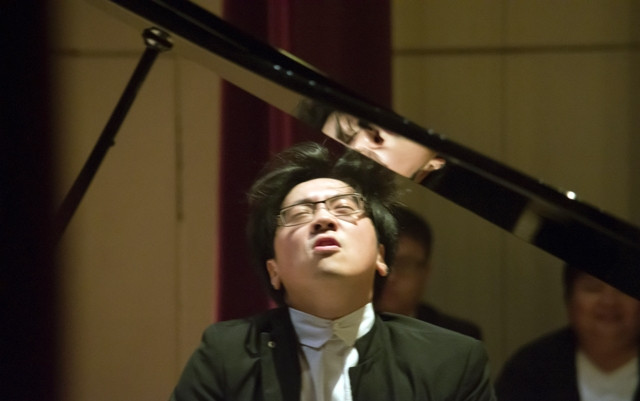 Lưu Hồng Quang biểu diễn trong chương trình độc tấu của mình tại Miri - Mai-lai-xi-a, tháng 1-2017. Ảnh: Mai Khanh