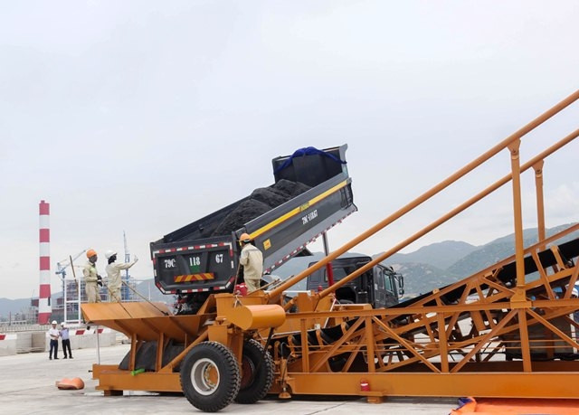 Bình quân mỗi ngày khoảng 500 tấn xỉ của Nhà máy Nhiệt điện Vĩnh Tân 2 được xuất đi bằng đường biển qua Cảng tổng hợp Vĩnh Tân.