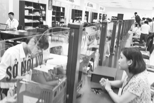 Cán bộ Sở Nội vụ Đà Nẵng xử lý sự vụ tại Trung tâm Hành chính thành phố.