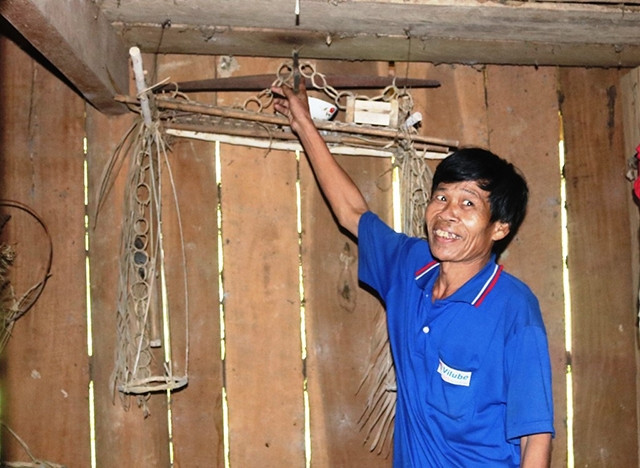 Già làng Cao Văn Ngụ ở bản Kè, xã Lâm Hóa, huyện Tuyên Hóa (Quảng Bình) giới thiệu về Ma nộ của người Mã Liềng.