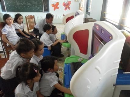 Các em nhỏ được hướng dẫn sử dụng chương trình KidSmart