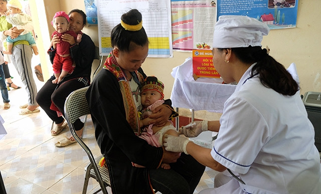 Tiêm vắc-xin phòng bệnh cho trẻ em tại Trạm y tế xã Ðồng Sơn (Hoành Bồ, Quảng Ninh).
