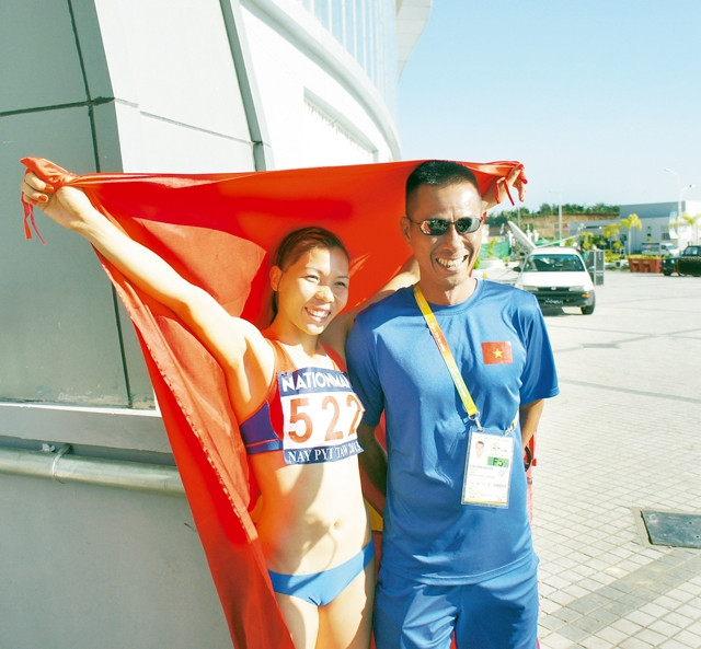 “Nữ hoàng tốc độ” Vũ Thị Hương và HLV Nguyễn Đình Minh.