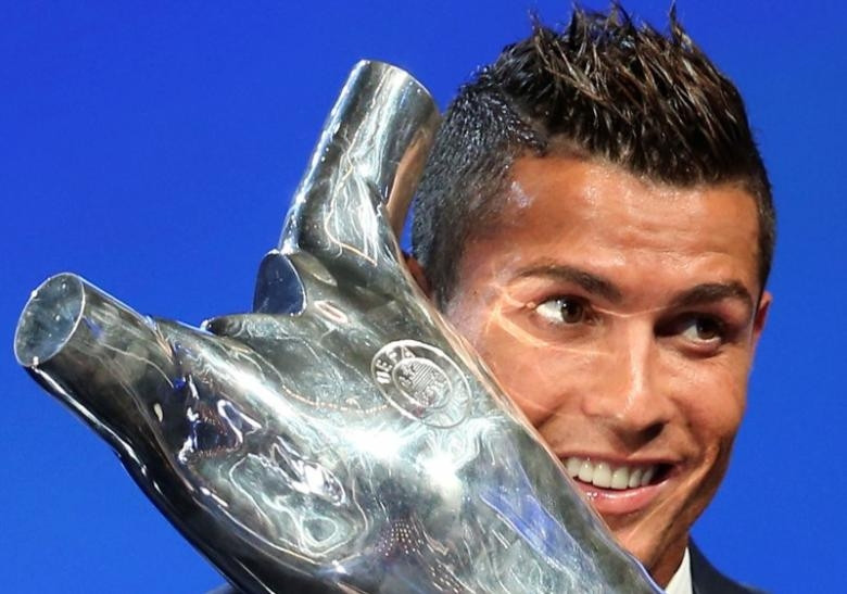 Ronaldo lần thứ hai nhận giải Cầu thủ xuất sắc nhất châu Âu.