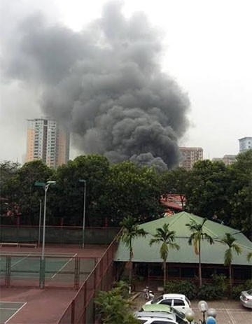 Cột khói bốc lên tại nơi xảy ra đám cháy.