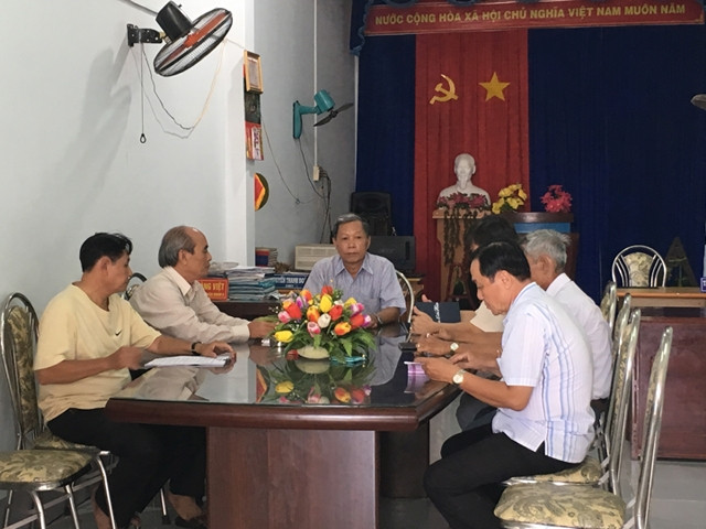 Các đồng chí đảng ủy viên Đảng bộ bộ phận khóm 6, phường 5, TP Cà Mau (tỉnh Cà Mau) trao đổi về nâng cao chất lượng đảng viên. 