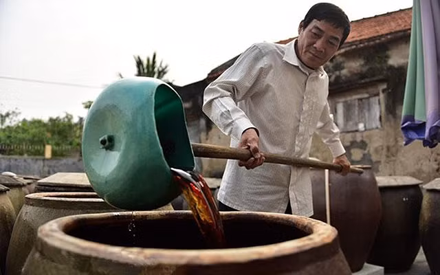 Người dân huyện đảo Cát Hải (TP Hải Phòng) sản xuất nước mắm. Ảnh: NGUYỄN CHƯƠNG