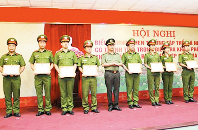 Các tập thể, cá nhân Công an quận Bắc Từ Liêm nhận bằng khen vì thành tích xuất sắc trong điều tra, khám phá hai chuyên án mua bán trái phép các chất ma túy lớn. Ảnh: CHÂU ANH
