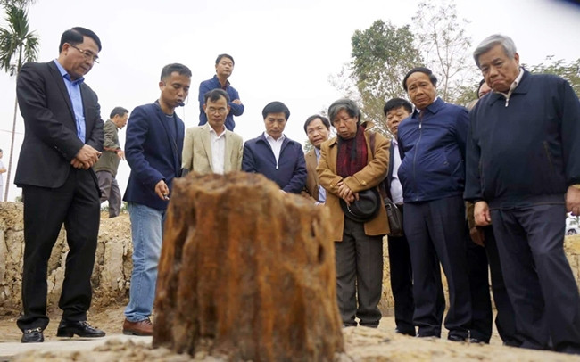 Các nhà khoa học khảo sát bãi cọc Cao Quỳ.