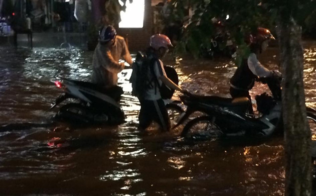 Trận mưa lịch sử tối 26-9 khiến hầu hết các tuyến đường tại TP Hồ Chí Minh ngập sâu, giao thông rối loạn. Ảnh: Lê Bình