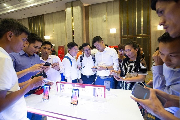 Hàng nghìn người yêu công nghệ chen chân trải nghiệm những mẫu smartphone thương hiệu Việt đầu tiên được sản xuất trong chu trình khép kín tại Việt Nam.