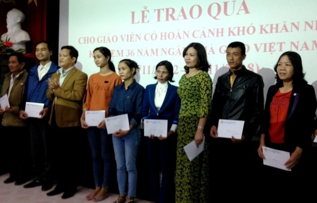 Trao các phần quà hỗ trợ các giáo viên hoàn cảnh khó khăn.