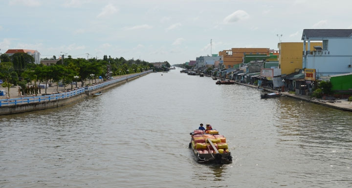 * Bờ kè chống sạt lở ở thị trấn Phước Long là công trình trọng điểm của huyện Phước Long.