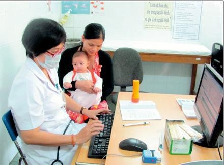 Bác sĩ Bệnh viện Nhi Ðồng 1 kê đơn thuốc trên máy tính.