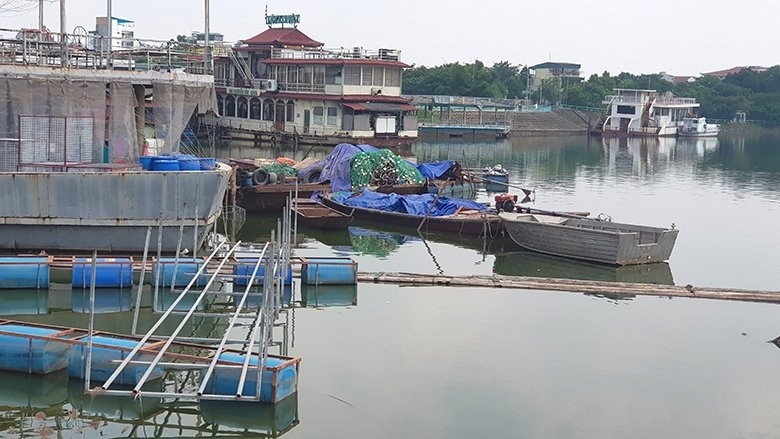 Du thuyền hoang tàn trên mặt nước Hồ Tây.