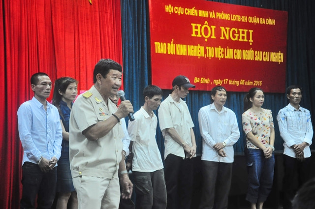 Chủ nhiệm CLB B93 phường Kim Mã, quận Ba Đình Nguyễn Viết Vân cùng các hội viên tham gia giao lưu.