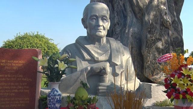 Tượng Mẹ Việt Nam Anh hùng Nguyễn Thị Ngọt khắc họa chân dung tiêu biểu Mẹ Việt Nam Anh hùng tỉnh Vĩnh Long. 
