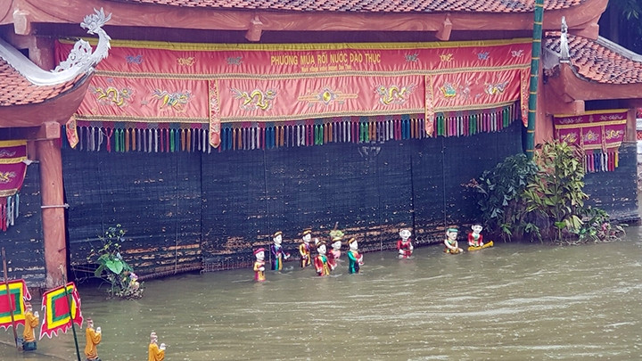 Biểu diễn rối nước tại thủy đình làng Ðào Thục. Ảnh: LAN ANH