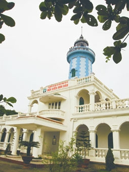 Lên Hòn Dấu, ngắm hải đăng
