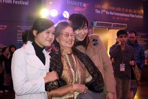 Sự xuất hiện của NS lão niên Hoàng Yến là một bất ngờ đối với người hâm mộ. Mặc dù tuổi đã ngoài 80, nhưng bà vẫn giữ đư