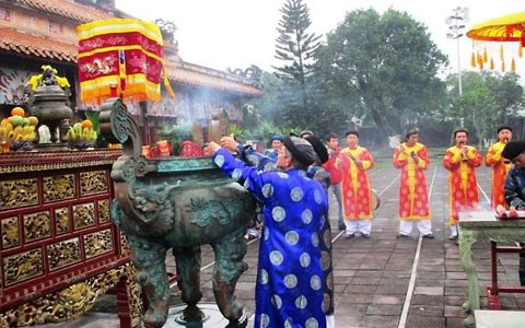 Các đại biểu lần lượt dâng hương tưởng nhớ công ơn của tiền nhân.