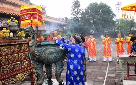 Các đại biểu lần lượt dâng hương tưởng nhớ công ơn của tiền nhân.