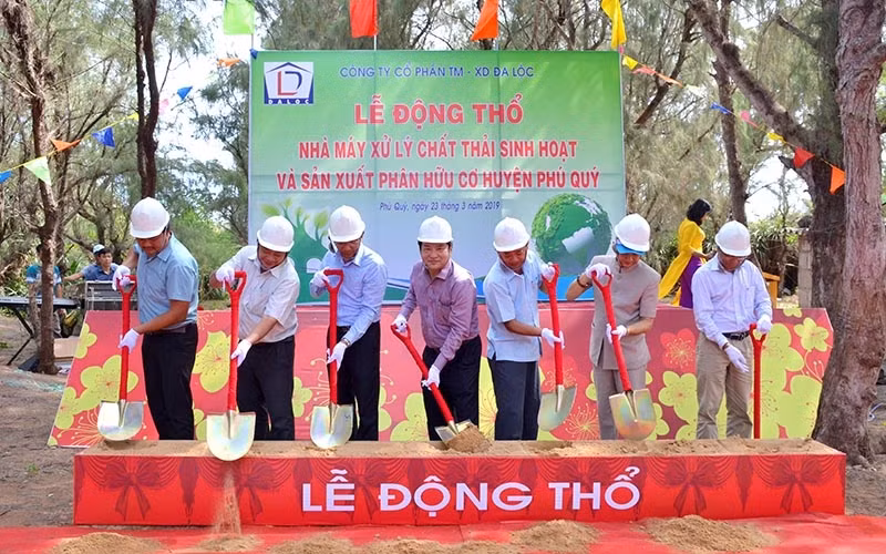 Lãnh đạo UBND tỉnh Bình Thuận, huyện Phú Quý và chủ đầu tư động thổ xây dựng Nhà máy xử lý chất thải sinh hoạt và sản xuất phân hữu cơ huyện Phú Quý.