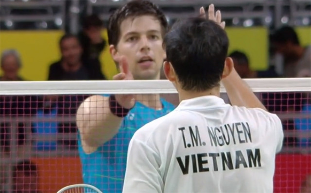 Tay vợt David Obernosterer chúc mừng Tiến Minh sau khi trận đấu kết thúc. 