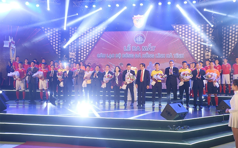 Ra mắt CLB bóng đá Hồng Lĩnh Hà Tĩnh